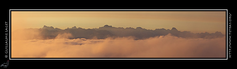 Rcits de randonnes : Peu aprs, ce sont les Ecrins qui apparaissent entre deux couches de nuages. 
