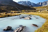 Ecrins : Les Agneaux au dessus des eaux turquoise du Reou d'Arsine