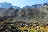 Ecrins : Randonneurs sous la moraine du Glacier d'Arsine et les Agneaux