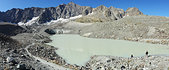 Ecrins : Randonneurs autour du lac du glacier d'Arsine