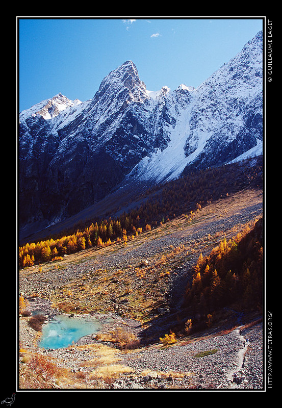 Rcits de randonnes : Pour complter la randonne, une vue automnale : depuis le rou d'Arsine, plutt que de faire demi-tour, il est possible de descendre admirer le beau lac de la Douche entour de mlzes...mais le retour sur le col du Lautaret risque de sembler long,  moins de faire du stop sur la RD1091. 
