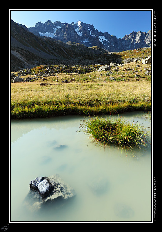 Rcits de randonnes : Un beau contraste entre le vert-roux de l'herbe et le bleu-vert du torrent. 
