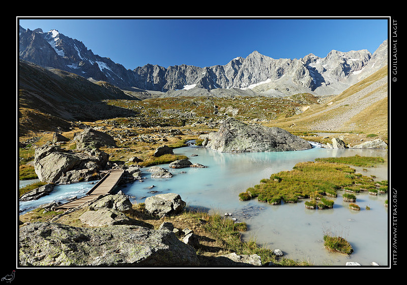 Rcits de randonnes : Un petit pont sur le lac, entour par les cmes des Agneaux et du pic de Neige Cordier. 
