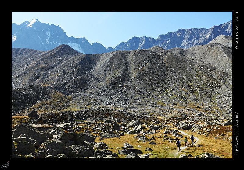 Rcits de randonnes : Plus haut, derrire ces roches, se trouve le lac du Glacier d'Arsine. 
