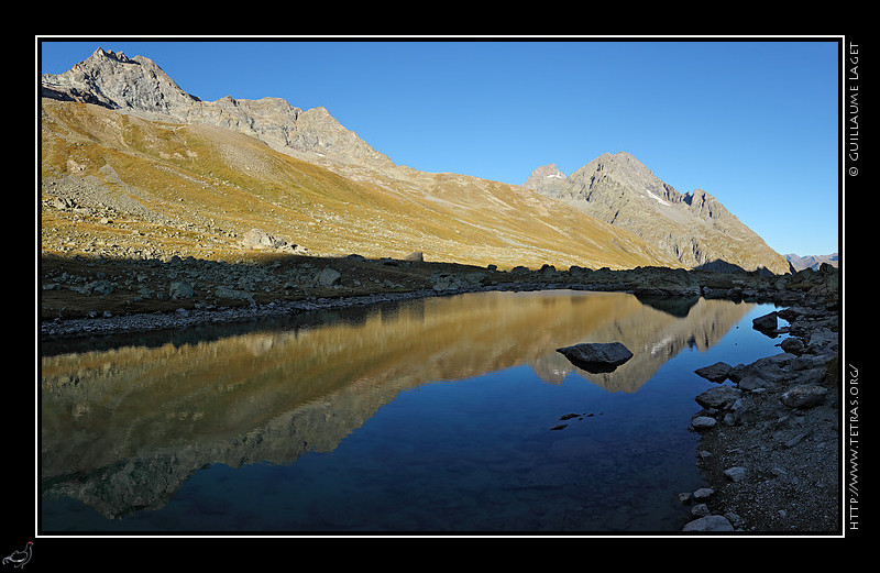 Rcits de randonnes : Un peu  l'cart du sentier, le petit lac de l'Etoile reflte le signal de Chamoissire. 
