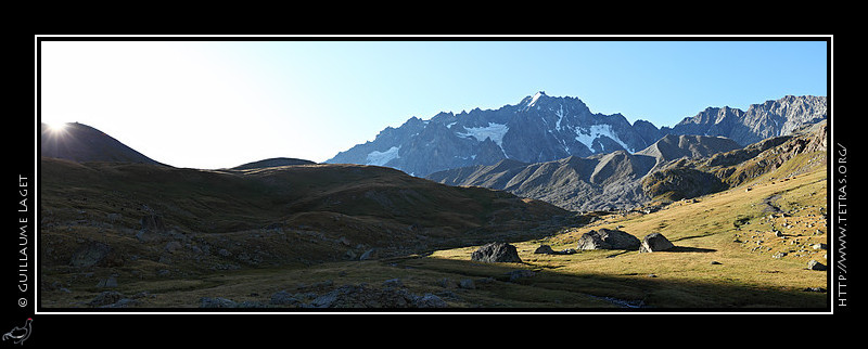 Rcits de randonnes : Arriv aux abords du col d'Arsine, le soleil claire l'alpage, sous le regard des Agneaux. On aperoit la moraine sur laquelle se trouve le lac du Glacier d'Arsine. 
