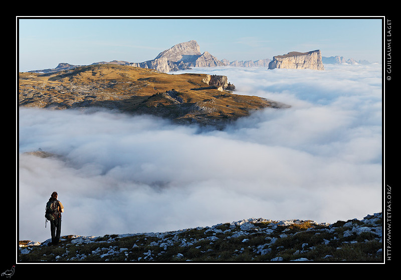 Rcits de randonnes : Randonneur devant le Mont Aiguille et la Tte Chevalire, au dessus des brumes recouvrant les Hauts-Plateaux