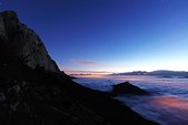 Vercors : Brumes nocturnes sur la vallee de Grenoble et sous les falaises du Gerbier