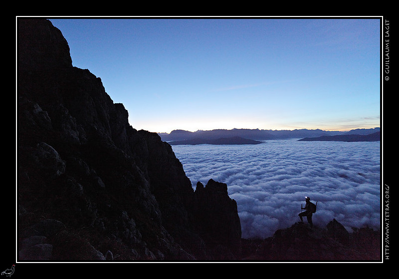 Rcits de randonnes : Un randonneur sous les falaises... 
