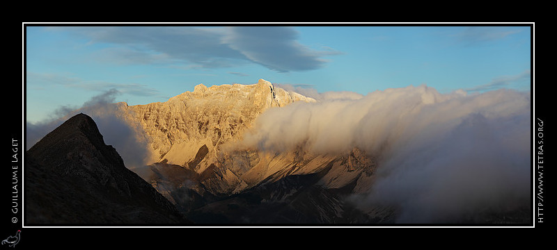 Rcits de randonnes : Comme souvent, les nuages jaillissent de l'intrieur du Dvoluy par le col de Rabou, et meurent peu aprs au dessus de la valle du Petit Bech 
