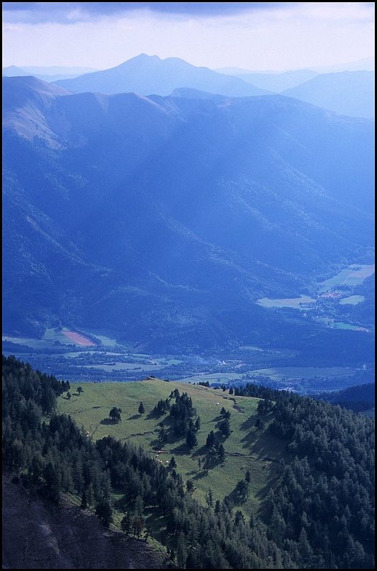 Rcits de randonnes : Au loin, l'alpage de Courtet par lequel redescend l'itinraire du  sentier
 de la Baronne.
 
