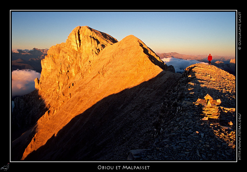 Rcits de randonnes : Le soleil couchant commence  rougeoyer sur les sommets et l'un  des deux cairns sommitaux.
 
