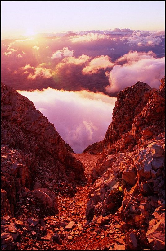 Rcits de randonnes : Finalement, alors que la monte dans la brume nous avait donn l'impression d'un passage dlicat, avec le soleil le couloir et les pentes qui
 suivent s'avreront faciles.
 
