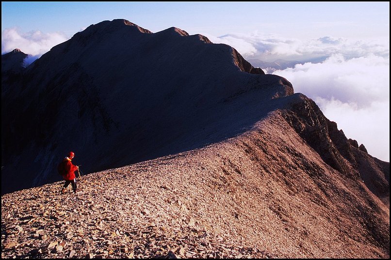 Rcits de randonnes : Au sud du Bonnet de l'Evque, une arte facile permet de monter  la Tte de la Cavale (sur cette
 autre
 image, prise depuis la tte de l'Aupet visible  l'extrme gauche,
 c'est la grande pyramide dans l'ombre juste derrire les crtes du
 Rougnou).
 
