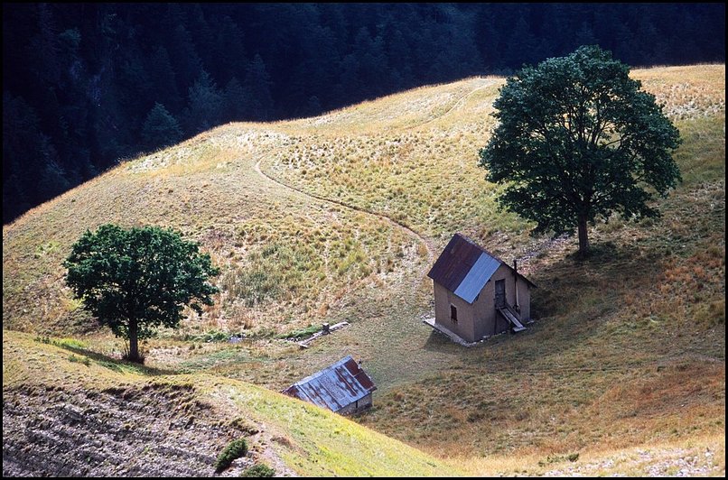 Rcits de randonnes : Au dessus de l'alpage de Rochassac ; le grand batiment semble tre le logement du berger, alors que le petit est le refuge CAF de Rochassac (ouvert,
 avec matelas et couvertures).Il permet de couper en deux la monte 
 l'Obiou depuis le Trives.
 
