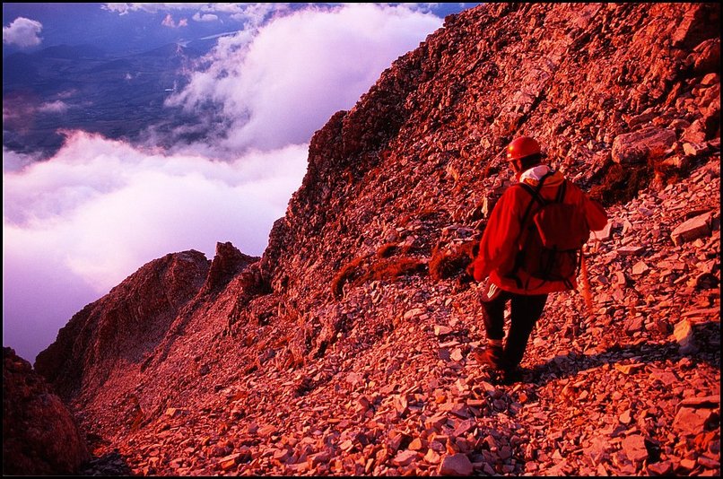 Rcits de randonnes : Entre deux passages rochers, un grand pierrier travers d'une sente marque.
 
