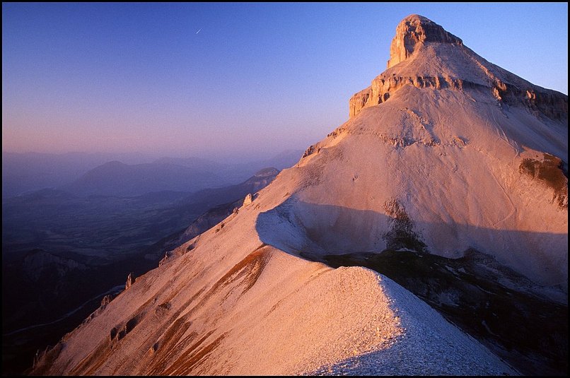 Rcits de randonnes : Dcouverte de ce splendide point de vue depuis la tte de Vallon Pierra : j'effectuais alors mon service national  Apt et le coin tait sur la route de
 Grenoble, un vendredi soir. Le bivouac qui suivra se fera dans un vallon de
 Charnier totalement dsert, sous un ciel un peu laiteux.
 Le cadrage me convient bien, mais il manque quelqu'un sur la photo, et je
 n'ai pas de trpied. D'autre part le polarisant a un effet un peu trop marqu...
 
