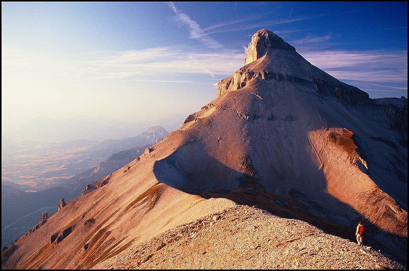 Rcits de randonnes : Deuxime tentative un soir d'aot 2003, avant un bivouac sous le Grand Ferrand, bien perturb par les moutons.
 Cette fois, le ciel est un peu voil, et de plus l'ombre sur le pierrier
 du Ferrand est trop marque.
 
