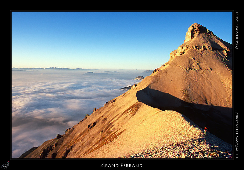 Rcits de randonnes : Et voil enfin la vue que j'attendais..ciel pur, mer de nuages, soleil venant de l'arrire, personnage sur l'image (merci Laurent, a a t dur de se
 comprendre  distance pour qu'il se place o je voulais !)...Mais
 maintenant, il faudra refaire la mme en hiver :-)
 
