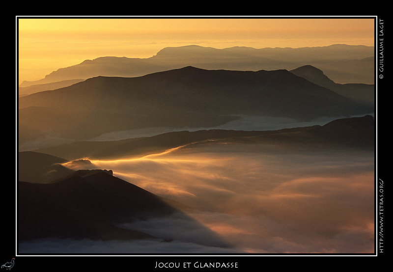 Rcits de randonnes : Un regard vers les derniers rayons sur les brumes qui recouvrent le col de la Croix Haute, mergent le Jocou et au loin de Glandasse.
 
