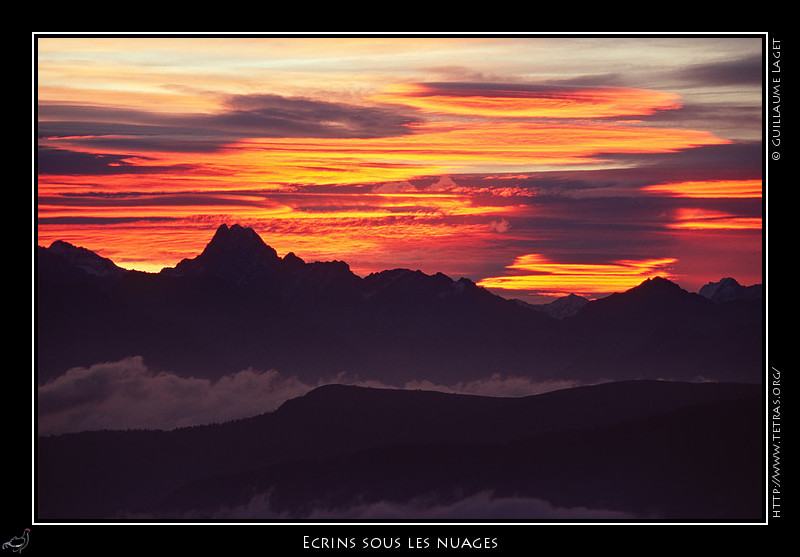 Rcits de randonnes : Depuis le Champ du Playnet, sous le sentier du Balcon Est, un lever de soleil voil sur le massif des Ecrins.
 
