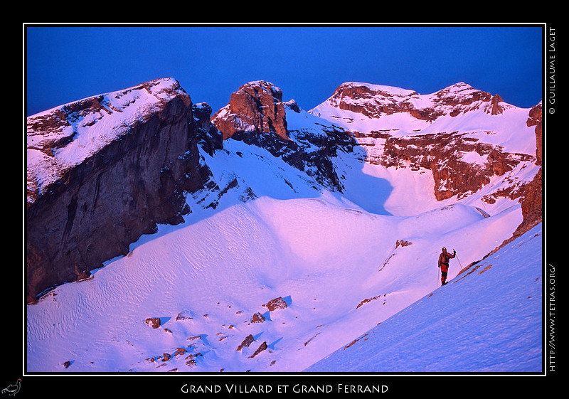 Rcits de randonnes : A peine marqus, quelques rayons franchissent les nuages pour clairer le Grand Ferrand et le vallon du Grand Villard.
 
