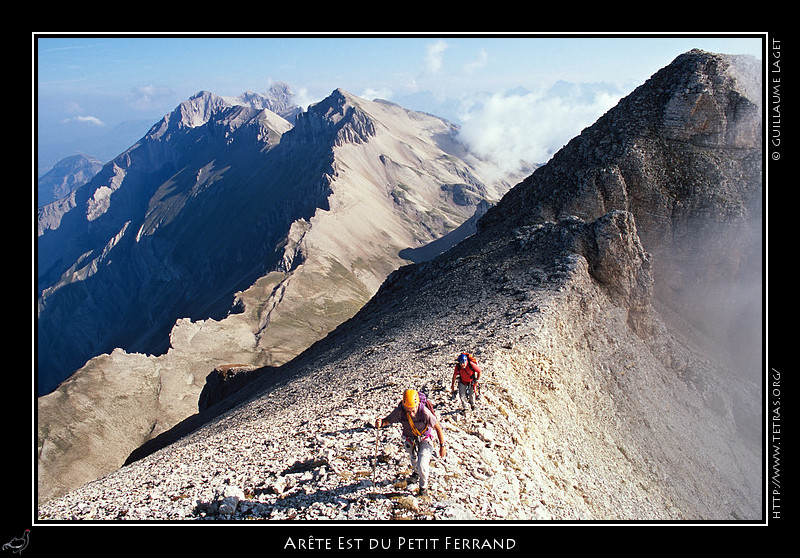 Rcits de randonnes : Arrive sur l'arte descendant du Petit Ferrand.  Le vallon de Truchire est  gauche, le vallon 
 du Grand Villard et la vire du Chourum Olympique  droite. 
 
 Cette photo montre toutes la crte nord du Dvoluy : 
 Tte de l'Aupet, Rougnou, Tte de la Cavale, Obiou. 
 Et en dessous, le soleil arriver sur le chateau des Chvres alors
 que les Petites Charances sont encore bien dans l'ombre.
 
