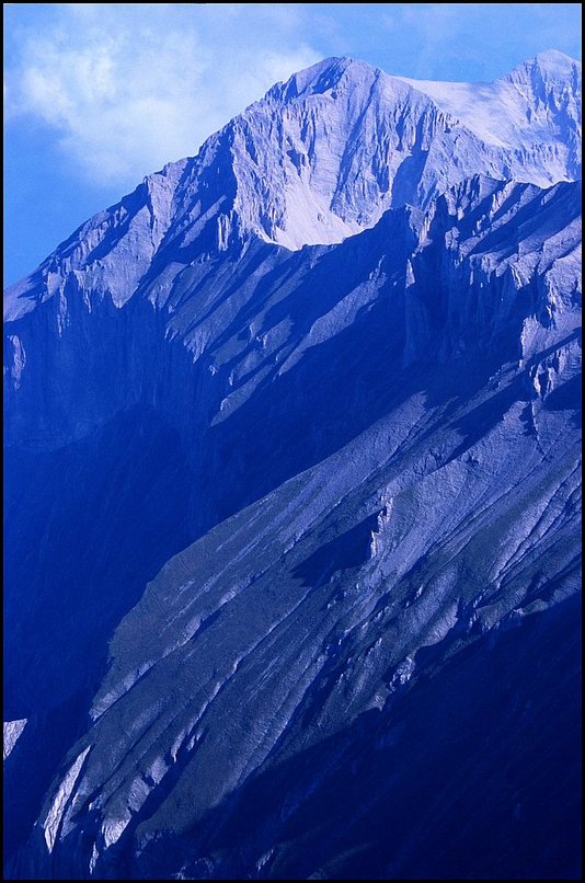 Rcits de randonnes : Depuis le sommet du Petit Ferrand, une vue gnrale des Petites Charances. Malheureusement la lumire ne permet qu'une photo descriptive qui laisse deviner
 le sentier qui traverse les Charances.
 
