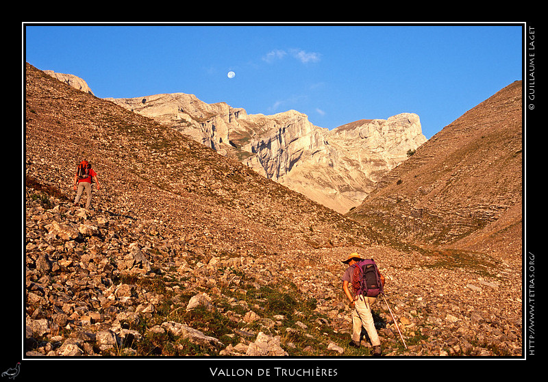 Rcits de randonnes : Le soleil vient de se lever, un peu brumeux,  alors que nous entrons dans le vallon de Truchire.
 Au fond, on voit bien les falaises entre la crte de 
 l'Etoile et le Petit Ferrand ; notre itinraire est cach.
 
