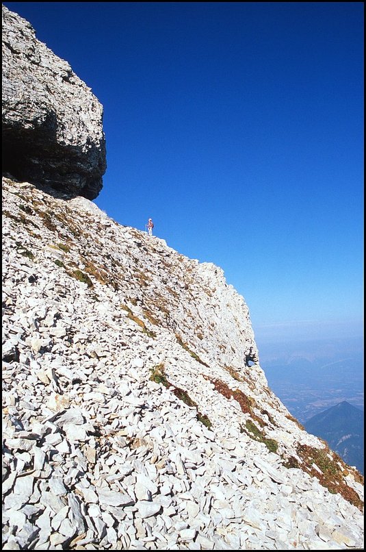 Rcits de randonnes : L'itinraire emprunt traverse au dessus de cette micro-arche. Pascal en reprera nombre d'autres bien plus srieuses...et depuis ses
 dcouvertes en Chartreuse le sujet semble le passionner.
 
