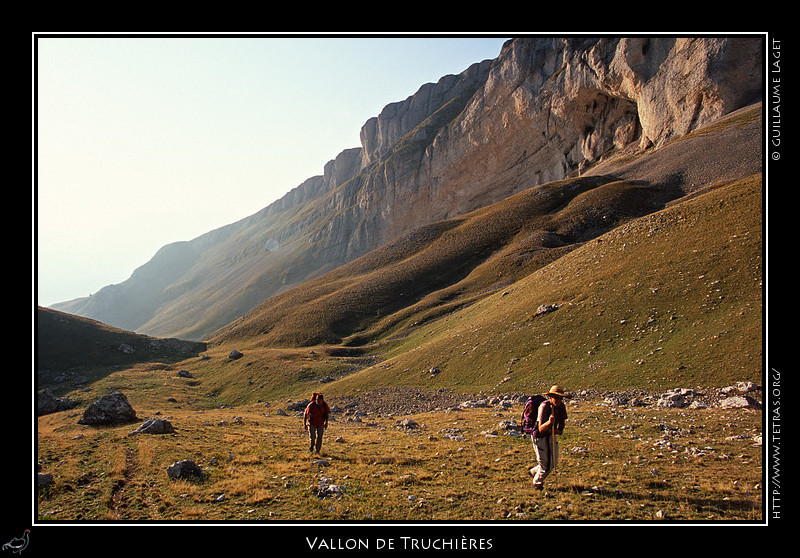 Rcits de randonnes : Sur le haut du vallon de Truchire, un boulis entre deux zones d'herbe. 
