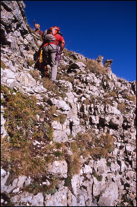 Rcits de randonnes : Puis les escaliers rocheux laissent momentanment place  des vires herbeuses.
 
