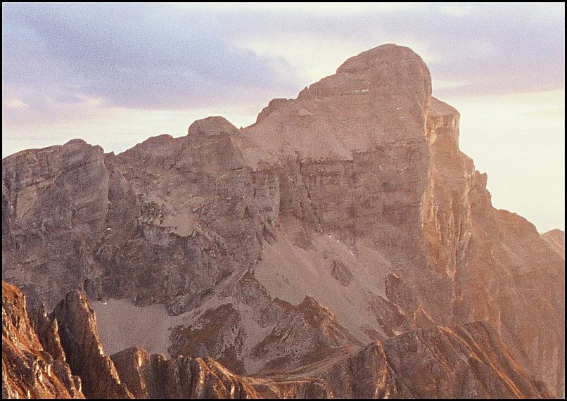 Rcits de randonnes : Un extrait d'une photo prise l'an pass et montrant bien l'itinraire emprunt..on longe la bande herbeuse en diagonale vers la gauche, on remonte en
 zig-zag la zone rocheuse raide qui domine la gauche de cette bande d'herbe, puis
 on prend pied dans le pierrier qui remonte jusqu' l'arte descendant du Petit
 Ferrand, que l'on suit jusqu'au sommet.
 
