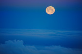 Vercors : La lune se couche au dessus d'une mer de nuages
