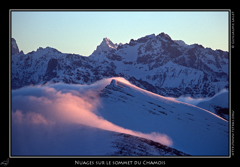 Rcits de randonnes : Nuages sur le sommet du Chamois, devant les Ecrins