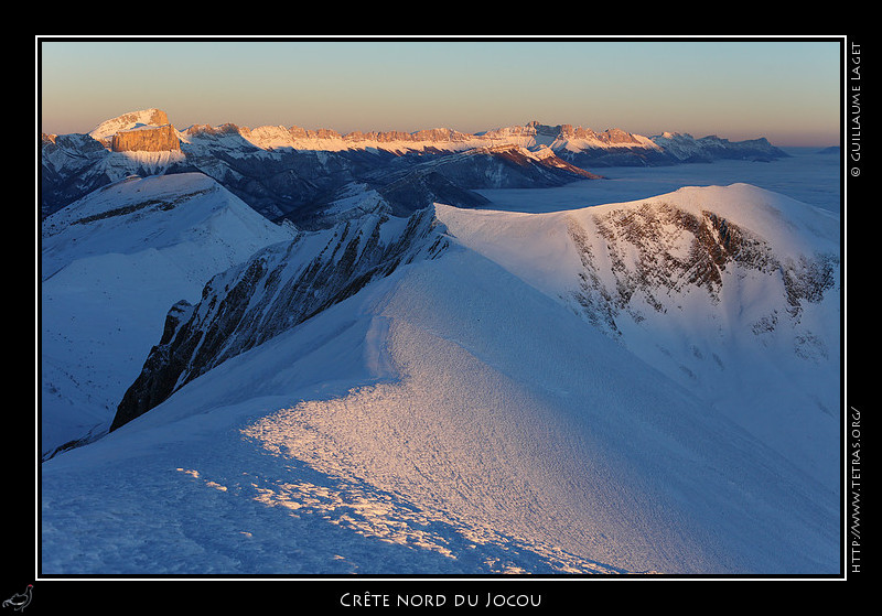 Rcits de randonnes : Le lendemain matin aprs une nouvelle monte, le soleil se lve sur les crtes du Jocou et le Vercors.
 
