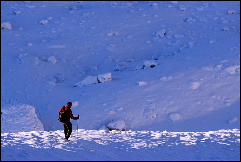 Rcits de randonnes : Fin de descente dans le vallon couvert de neige. 
