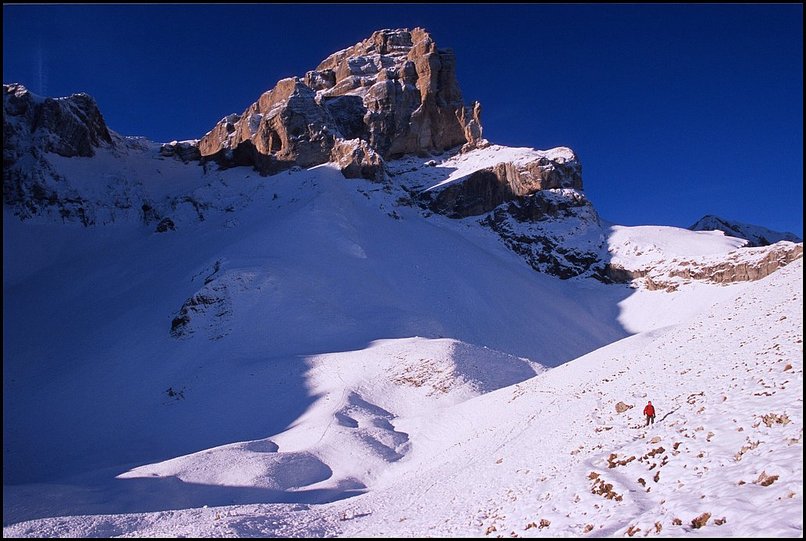 Rcits de randonnes : Vue gnrale sur le vallon et la voie normale de l'Obiou : les gradins sous le col, dj dlicats en t, ne sont pas du tout accueillants en hiver !
 
