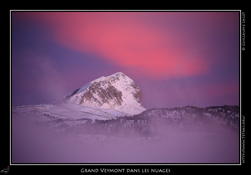 Rcits de randonnes : Finalement, une centaine de mtres de dnivel au dessus du refuge, c'est la sortie des nuages. Pour constater qu'une couche plus haute s'est forme
 aussi. Quelques rayons avant le lever du jour derrire le Grand Veymont, point
 culminant du Vercors.
 
