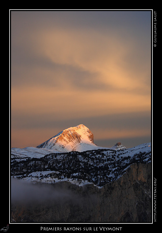 Rcits de randonnes : Un peu plus loin, c'est enfin le lever de soleil espr : une petite bande de ciel dgag  l'est offre quelques minutes de rayons sur les sommets.
 
