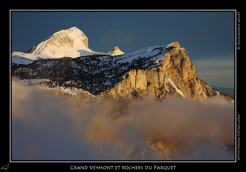 Rcits de randonnes : Aprs le Grand Veymont, c'est au tour des Rochers du Parquet de s'illuminer, juste au dessus des nuages bas qui recouvrent le pas de l'Aiguille.
 
