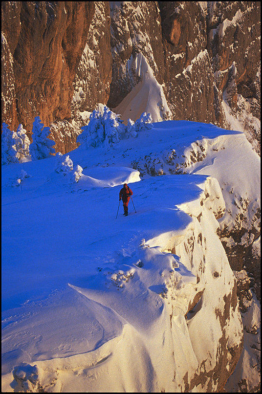 Rcits de randonnes : Dix minutes pour tout photographier : la crte, le ciel, la lune encore prsente, Olivier en rouge clatant sur la neige, ... Et me battre avec les deux
 botiers, les doigts qu'il faut bien sortir des moufles pour changer de pellicule
 trop souvent !
 
