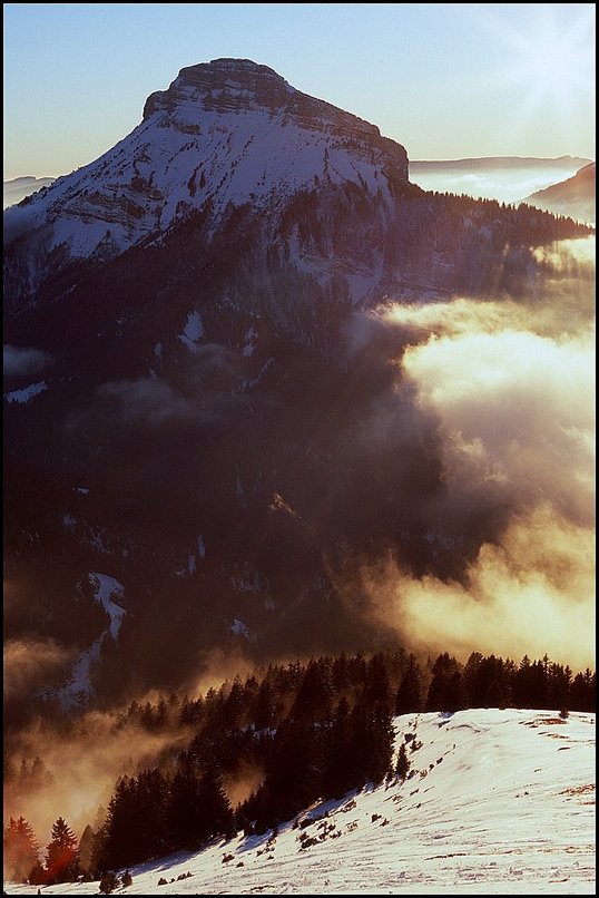 Rcits de randonnes : Depuis Pravouta, la vue sur Chamechaude, point culminant de Chartreuse, au dessus des nuages.
 
