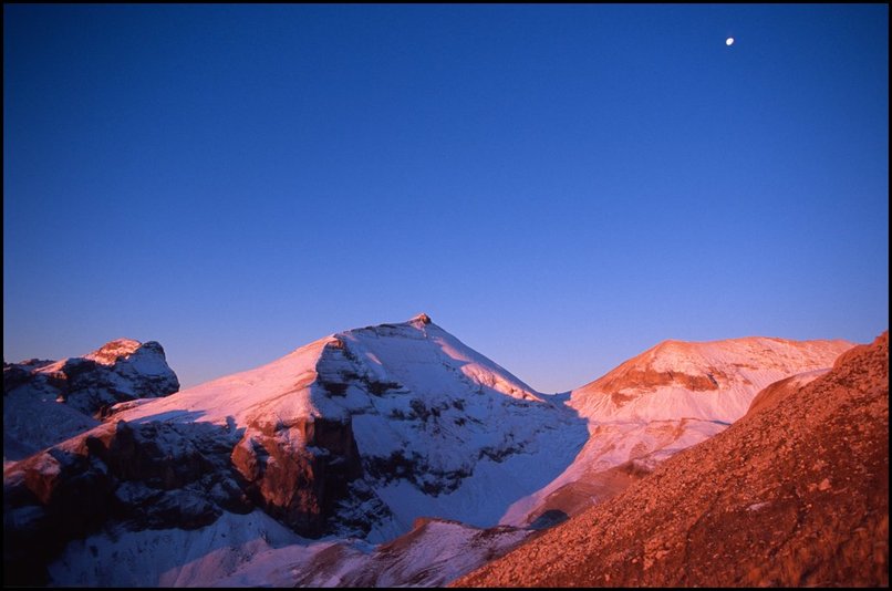 Rcits de randonnes : Lever de soleil sur l'Aupet et le Rougnou, la lune encore prsente dans le ciel. A cause du temps pass  prendre des photos 
 
