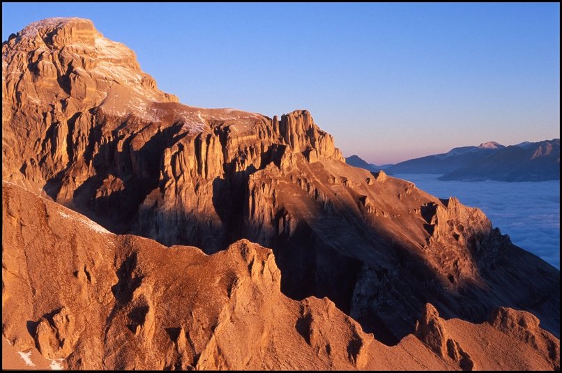 Rcits de randonnes : Le Grand et le Petit Obiou prennent les premiers rayons. 
