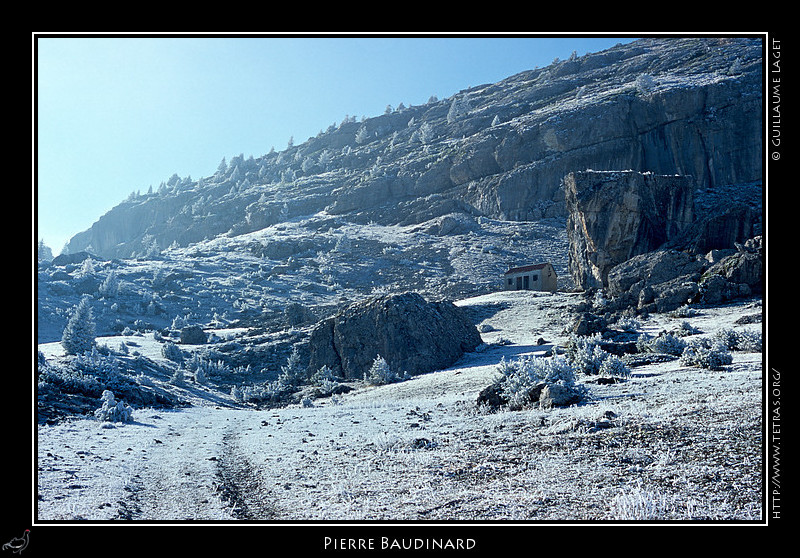 Rcits de randonnes : Vue du bas, la Pierre Baudinard : gros blocs de rochers et petit abri. 
