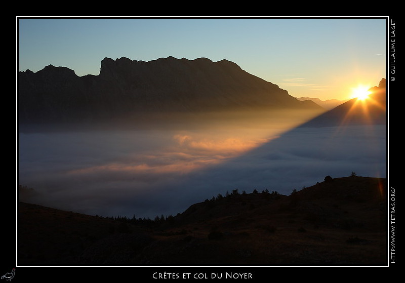 Rcits de randonnes : Le soleil se lve derrire les crtes,  proximit du col du Noyer. 
