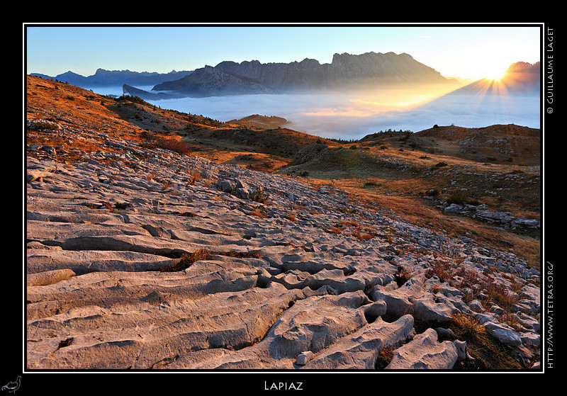 Rcits de randonnes : L'objectif principal de la sortie tait de photographier ce lapiaz au lever de soleil...les conditions sont idales avec la mer de nuages au loin et
 le ciel pur !
 
