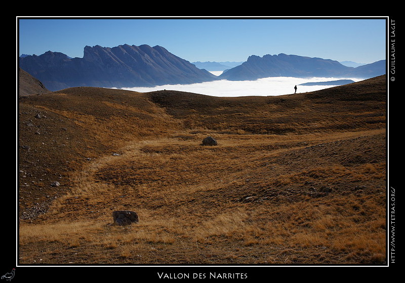 Rcits de randonnes : La fin de la boucle est proche : la descente par le vallon des Narrites est rapide, et la mer de nuages toujours prsente dans la valle.
 
