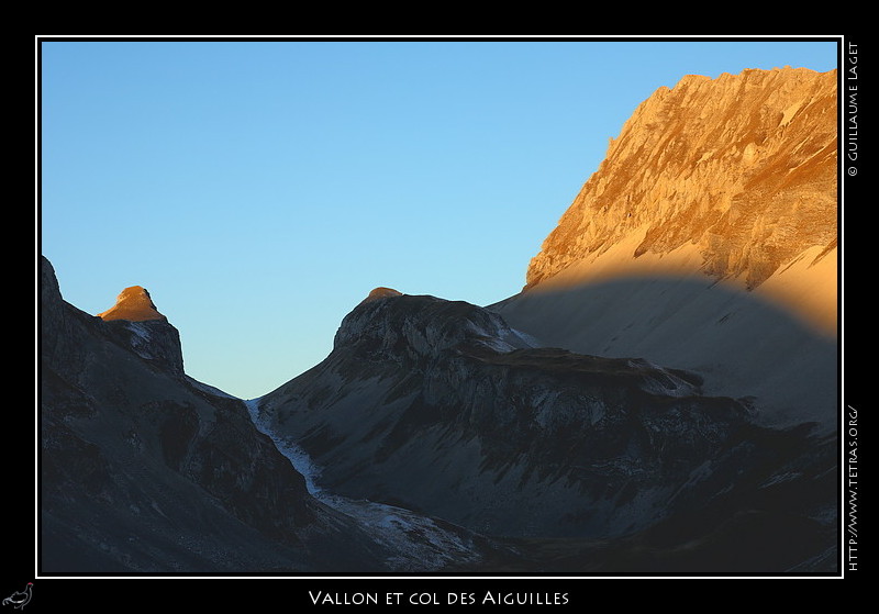 Rcits de randonnes : Les premiers rayons arrivent sur la tte de Vachres et sur l'aiguille du Haut-Bouffet.
 
